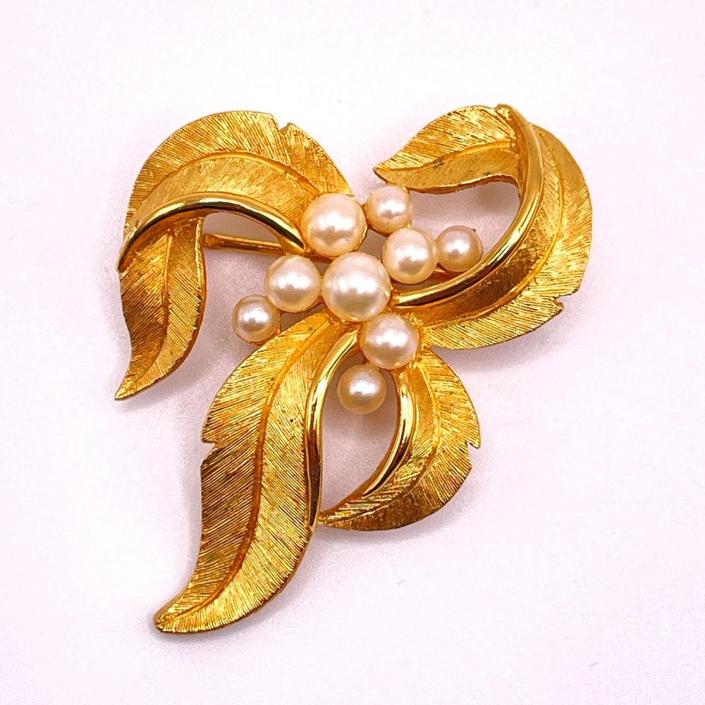 Vintage Crown Trifari Gold Tone Faux Pearl Leaf Pin Brooch